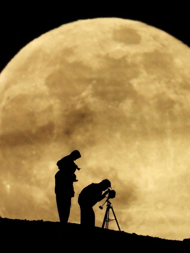Supermoon Terakhir 2025 Warnai Langit Dunia
