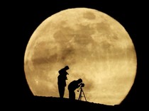 Bulan Tidak Menghasilkan Cahaya, Kenapa Bisa Bersinar Terang?