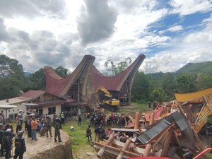 Tongkonan Kapun Berusia 300 Tahun Dirobohkan dengan Ekskavator, Warganet Mengecam