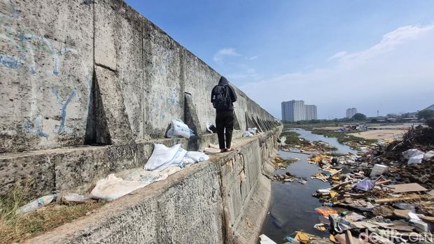 Tanggul Muara Baru yang bocor mulai ditambal. (Taufiq/detikcom)