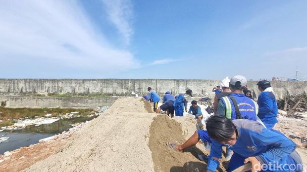 Tanggul Muara Baru yang bocor mulai ditambal. (Taufiq/detikcom)