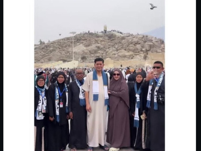 Tangkapan layar Bupati Aceh Selatan umrah di tengah banjir yang terjadi di Aceh. (Istimewa)