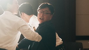 Kira-kira apa yang terjadi ya? Episode terbaru Taxi Driver 3 bisa disaksikan di Viu. Malam ini penampilan Eum Moon Suk sebagai villain baru juga akan diungkap. (Foto: dok. SBS)