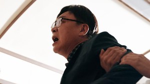 Adegan makin tegang ketika CEO Jang diseret keluar dari ruang sidang. (Foto: dok. SBS)