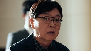 Dari penampilannya, ini merupakan adegan di masa lalu. Tepatnya 15 tahun lalu, sebelum Rainbow Taxi terbentuk. (Foto: dok. SBS)