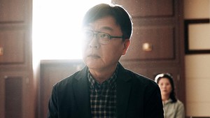 Dalam bocoran foto yang dirilis SBS, CEO Jang (Kim Eui Sung) tampak sedang ada di ruang sidang. (Foto: dok. SBS)