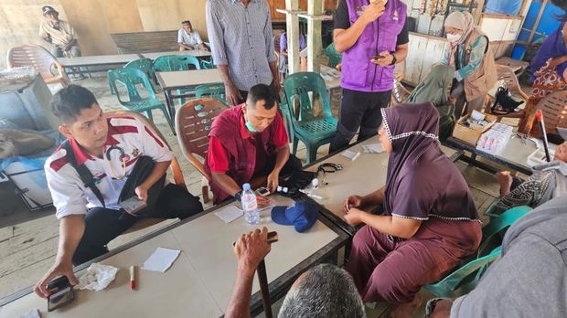 Tim medis dari Pemprov Sulsel turun langsung menangani korban bencana banjir dan longsor di Sumatera.
