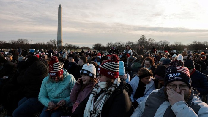 U.S. President Donald Trump speaks next to first lady Melania Trump, after lightning the National Christmas Tree during a ceremony at the White House in Washington, D.C., U.S., December 4, 2025. REUTERS/Jonathan Ernst