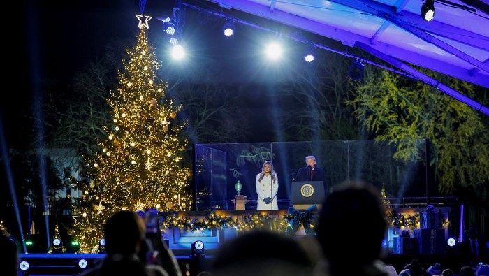 U.S. President Donald Trump speaks next to first lady Melania Trump, after lightning the National Christmas Tree during a ceremony at the White House in Washington, D.C., U.S., December 4, 2025. REUTERS/Jonathan Ernst