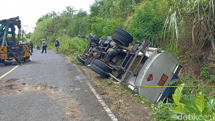 Truk Solar Tanpa Identitas Terguling di Tulungagung, Ini Kata Pertamina