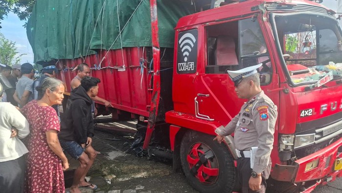 Truk Mitsubishi Fuso menyeruduk warung di Jalan Simpang Tiga Selatan Balai Desa Tegalsari, Banyuwangi