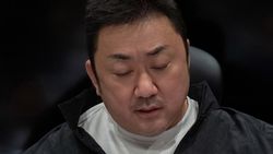 Ekspresi Serius Lisa BLACKPINK Baca Naskah FIlm TYGO