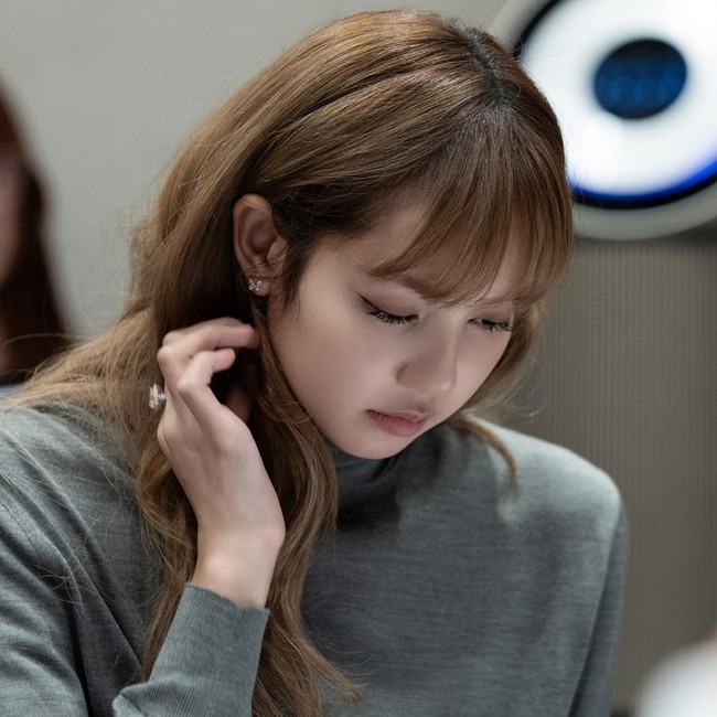 Ekspresi Serius Lisa BLACKPINK Baca Naskah FIlm TYGO