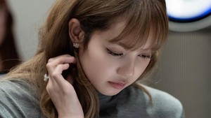 Potret serius Lisa baca naskah TYGO. By the way, TYGO adalah spin-off dari film Netflix Extraction. Lisa bilang dia excited main di film ini karena genre action. (Foto: dok. Big Punch Pictures)