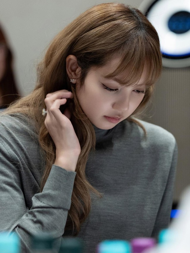 Ekspresi Serius Lisa BLACKPINK Baca Naskah FIlm TYGO