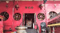 Pintu masuk Wihara Dharma Bakti dengan nuansa warna merah.