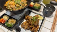 Ada juga Chicken Karage yang tak kalah enak. Dagingnya juicy dengan rasa gurih lembut dan sedikit jejak manis pada pangkal lidah. Foto: Tim detikfood
