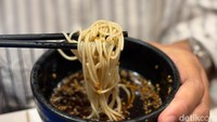 Setelah dicelupkan ke dalam tsuyu, somen siap disantap. Mienya kenyal dengan rasa asin umami khas tsuyu. Foto: Tim detikfood