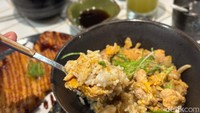 Oyakodon merupakan perpaduan nasi putih, telur, dan potongan daging ayam. Kucuran sausnya menambah rasa umami yang nikmat pada setiap suapan. Foto: Tim detikfood