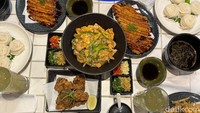 Namun tak hanya somen, di sini juga banyak pilihan menunya. Ada lauk pauk seperti katsu hingga pilihan menu nasi. Foto: Tim detikfood
