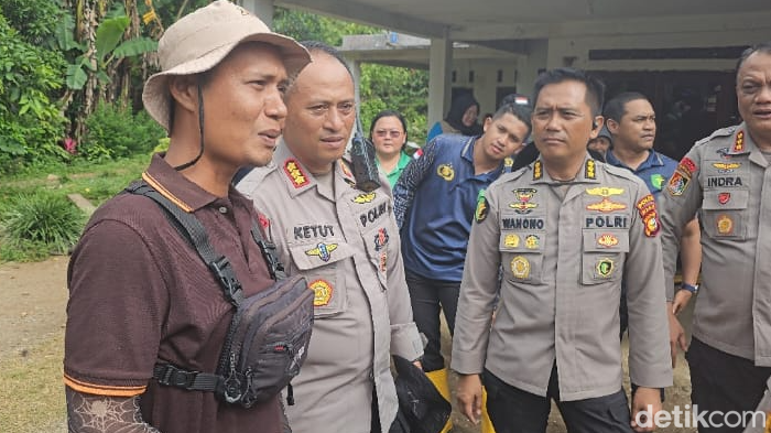 Saat Korban Bencana Agam Berterima Kasih Dibantu Polri dengan Sekarung Durian