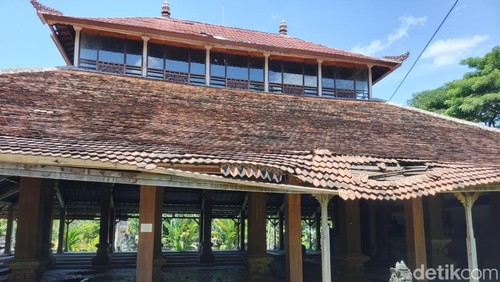 Kondisi wantilan Pura Jagatnatha Jembrana yang membahayakan karena kontruksi atap yang sudah lapuk dan nyaris roboh, Jumat (5/12/2025).