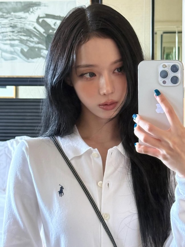 Desas-desus itu bermula dari sebuah postingan forum komunitas Korea yang viral pada Juli 2025. Winter aespa dan Jungkook BTS terungkap memakai in-ear dan baseball cap yang sama seolah menjadi item couple. Foto: dok. Instagram @imwinter