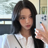 Desas-desus itu bermula dari sebuah postingan forum komunitas Korea yang viral pada Juli 2025. Winter aespa dan Jungkook BTS terungkap memakai in-ear dan baseball cap yang sama seolah menjadi item couple. Foto: dok. Instagram @imwinter