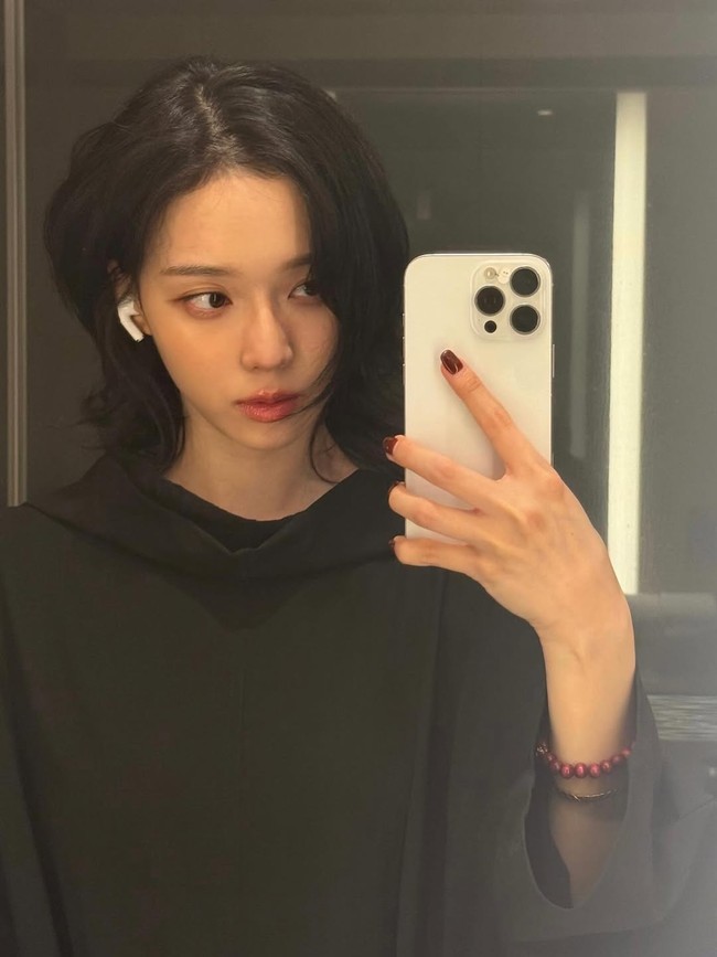 Kedekatan Winter aespa dan Jungkook BTS semakin meyakinkan karena kesamaan tato bergambar tiga anjing pada lengannya, hanya berbeda ukuran dan penempatan. Jungkook menggambar di lengan kiri, sedangkan Winter mengisi lengan kanan. Foto: dok. Instagram @imwinter