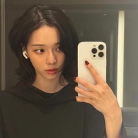 Kedekatan Winter aespa dan Jungkook BTS semakin meyakinkan karena kesamaan tato bergambar tiga anjing pada lengannya, hanya berbeda ukuran dan penempatan. Jungkook menggambar di lengan kiri, sedangkan Winter mengisi lengan kanan. Foto: dok. Instagram @imwinter