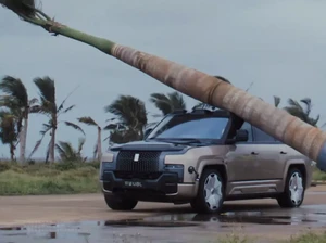 SUV BYD ini Sengaja Ditimpa Pohon Palem, Hasilnya Bikin Geleng-geleng
