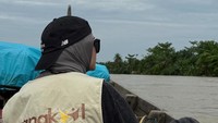 Istri Hanung Bramantyo itu kali ini pergi ke Tanjung Pura, Langkat. Dia harus menggunakan sampan mengaru sungai untuk menuju dusun yang belum terjangkau bantuan. Foto: Instagram @zaskiadyamecca