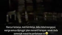Penerangan hanya berasal dari lampu mobil. Hancur kotanya, mati listriknya, debu tebal mengepul, warga semua di pinggir jalan menanti harapan, sesak dada semenjak masuk ke perbatasan ini, tulis Zaskia Mecca menggambarkan kondisi jalan yang dia lalui di Aceh Tamiang. Foto: Instagram @zaskiadyamecca
