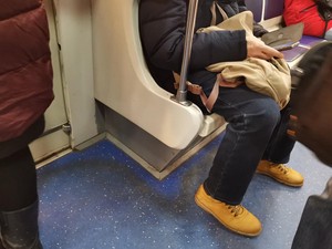 Cowok Duduk Ngangkang di Transportasi Umum, Risih atau Biasa Saja? Ini Kata Penumpang