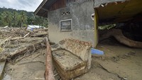 Kondisi rumah yang rusak akibat banjir bandang di Tanjung Raya, Agam, Sumatera Barat, Jumat (5/12/2025). ANTARA FOTO/Wahdi Septiawan