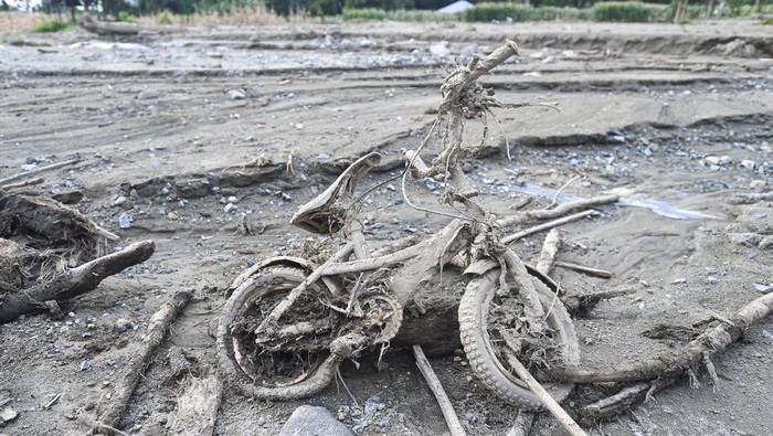 Kondisi rumah yang rusak akibat banjir bandang di Tanjung Raya, Agam, Sumatera Barat, Jumat (5/12/2025). BPBD Kabupaten Agam mencatat, bencana hidrometeorologi yang terjadi di 16 kecamatan setempat mengakibatkan 721 unit rumah rusak berat, 253 unit rusak sedang, dan 404 unit rusak ringan. ANTARA FOTO/Wahdi Septiawan/foc.