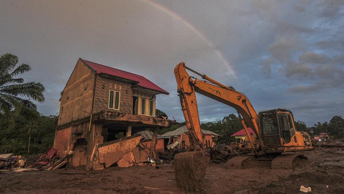 Kondisi rumah yang rusak akibat banjir bandang di Tanjung Raya, Agam, Sumatera Barat, Jumat (5/12/2025). BPBD Kabupaten Agam mencatat, bencana hidrometeorologi yang terjadi di 16 kecamatan setempat mengakibatkan 721 unit rumah rusak berat, 253 unit rusak sedang, dan 404 unit rusak ringan. ANTARA FOTO/Wahdi Septiawan/foc.