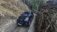 Pengendara roda empat melewati jalan bekas longsor yang telah dibersihkan di Kelok 44, Maninjau, Agam, Sumatera Barat, Sabtu (6/12/2025). ANTARA FOTO/Wahdi Septiawan