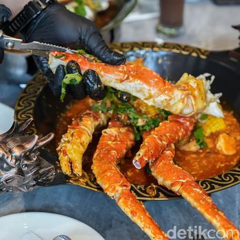 Alaska King Crab menjadi menu baru di Kurnia Seafood Bali. Alaska King Crab menjadi menu baru di Kurnia Seafood Bali.