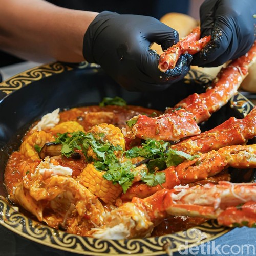 Alaska King Crab menjadi menu baru di Kurnia Seafood Bali.