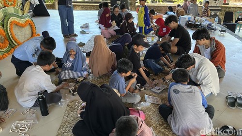 Anak-anak Pulau Serangan merakit mobil-mobilan bertenaga surya, Sabtu (6/12/2025).