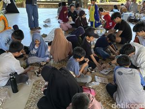 Anak-Anak Pulau Serangan Rakit Mainan Mobil Bertenaga Surya