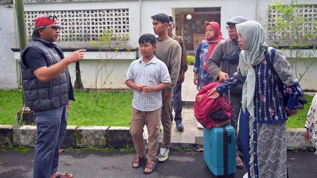Anak TKI Temanggung, Riki Alfian, dan saudaranya akan ke Malaysia untuk menjenguk ibunya yang jadi korban eksploitasi-penganiayaan, Sabtu (6/12/2025). Anak TKI Temanggung, Riki Alfian, dan saudaranya akan ke Malaysia untuk menjenguk ibunya yang jadi korban eksploitasi-penganiayaan, Sabtu (6/12/2025).