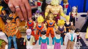 Mereka juga dapat membeli komik serta figure karakter anime dari kolektor yang membuka lapak di area acara. 