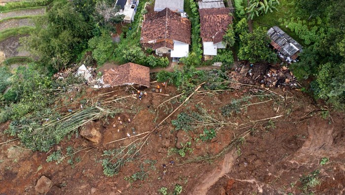 Petugas gabungan mencari korban yang tertimbun tanah longsor di Kampung Condong, Desa Wargaluyu, Kecamatan Arjasari, Kabupaten Bandung, Jawa Barat, Sabtu (6/12/2025). Tim gabungan dari TNI, Polri, Basarnas, BPDD, PMI dan relawan melakukan pencarian tiga korban yang diduga masih tertimbun material tanah longsor yang terjadi pada Jumat (5/12) petang. ANTARA FOTO/Raisan Al Farisi/nym.