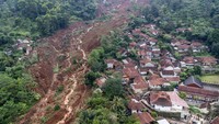 Sedikitnya lima rumah dilaporkan rusak berat akibat terjangan longsor. ANTARA FOTO/Raisan Al Farisi