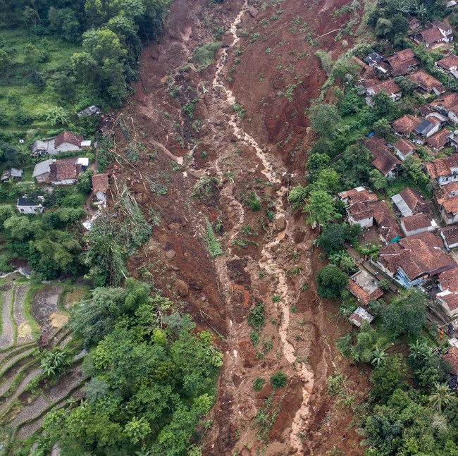 Arjasari Bandung Tertimbun Longsor, 3 Warga dalam Pencarian