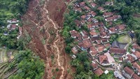 Foto udara suasana kawasan yang terkena bencana longsor di Kampung Condong, Desa Wargaluyu, Kecamatan Arjasari, Kabupaten Bandung, Jawa Barat, Sabtu (6/12/2025). ANTARA FOTO/Raisan Al Farisi