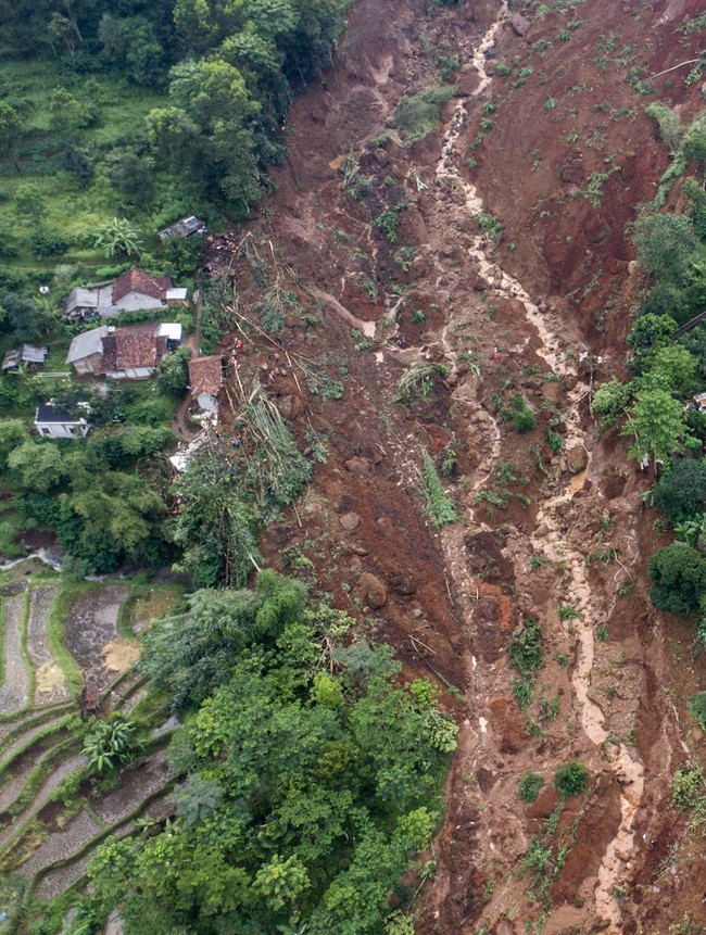 Arjasari Bandung Tertimbun Longsor, 3 Warga dalam Pencarian
