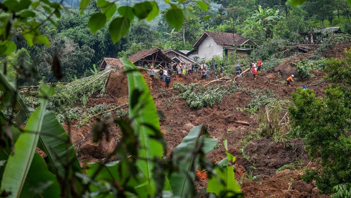 Petugas gabungan mencari korban yang tertimbun tanah longsor di Kampung Condong, Desa Wargaluyu, Kecamatan Arjasari, Kabupaten Bandung, Jawa Barat, Sabtu (6/12/2025). Tim gabungan dari TNI, Polri, Basarnas, BPDD, PMI dan relawan melakukan pencarian tiga korban yang diduga masih tertimbun material tanah longsor yang terjadi pada Jumat (5/12) petang. ANTARA FOTO/Raisan Al Farisi/nym.